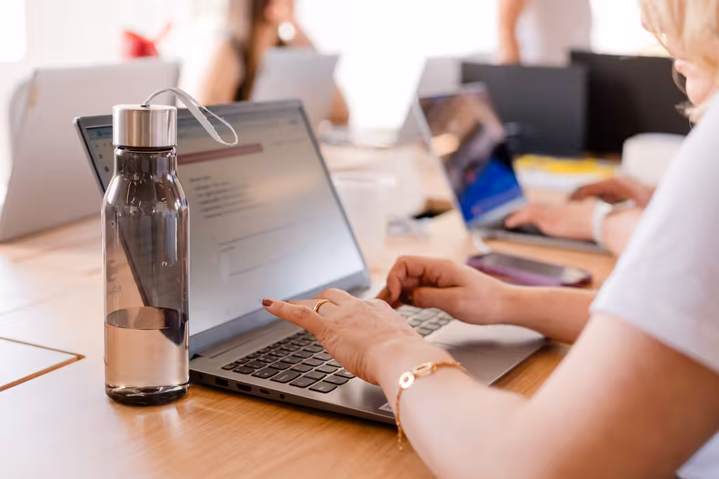 Time da Lia realizando um atendimento via e-mail