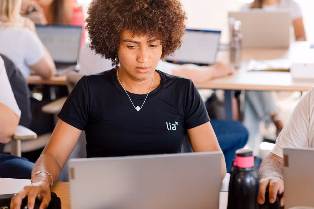 Foto de uma integrante do time Lia realizando os atendimentos