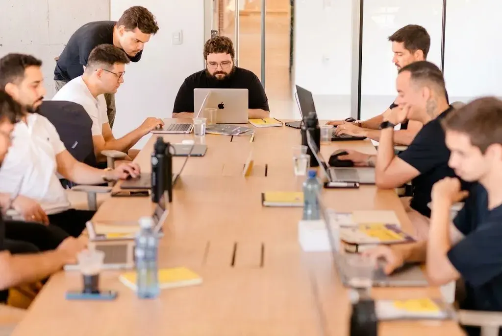 Time de tecnologia da Lia reunidos presencialmente para criar e manter o melhor checkout