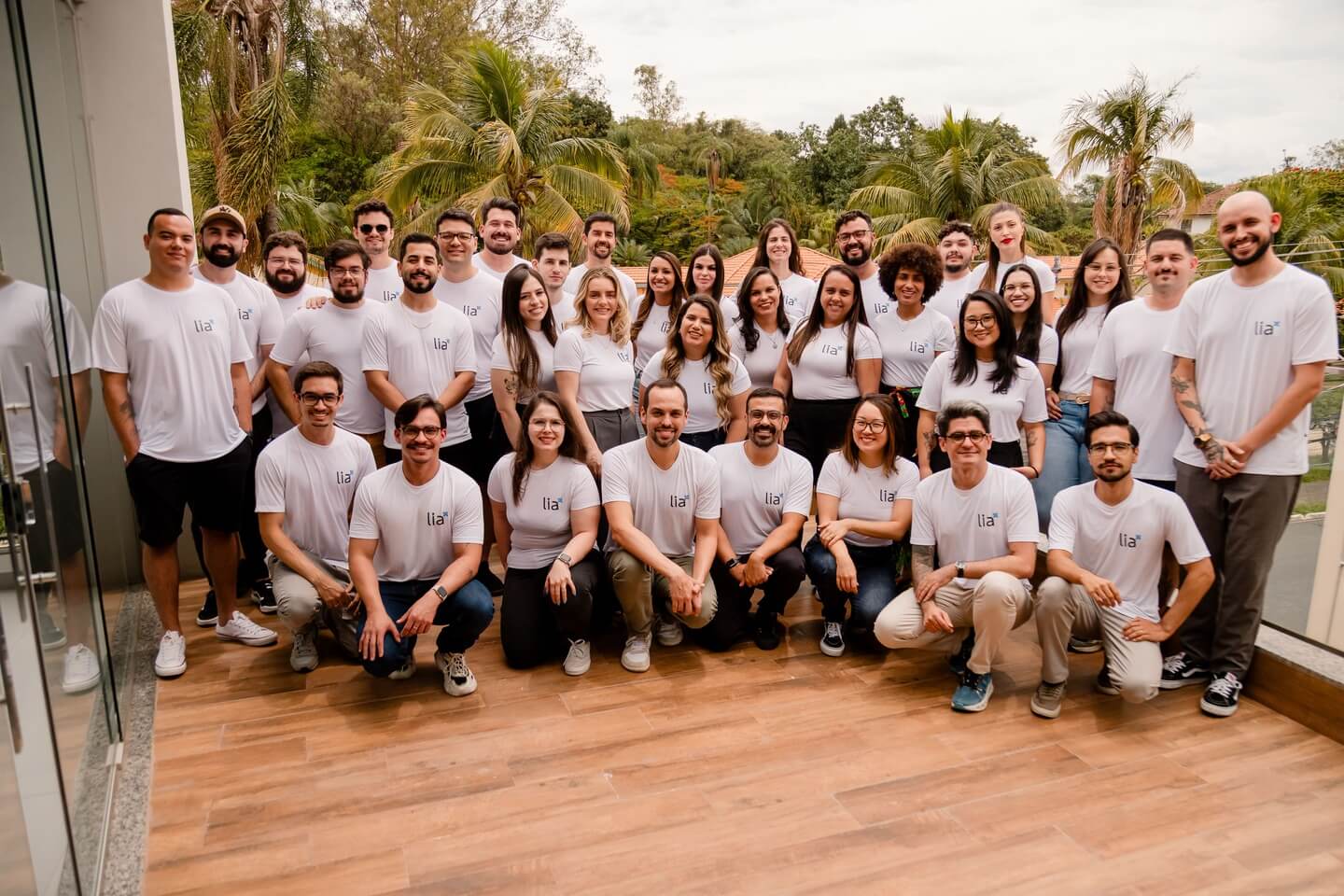 Foto do time da Lia reunido no escritório em São José dos Campos