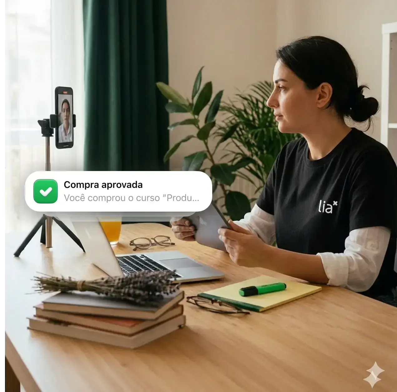 Imagem de uma pessoa produzindo conteúdo digital utilizando um celular em um tripé como gravador de vídeo